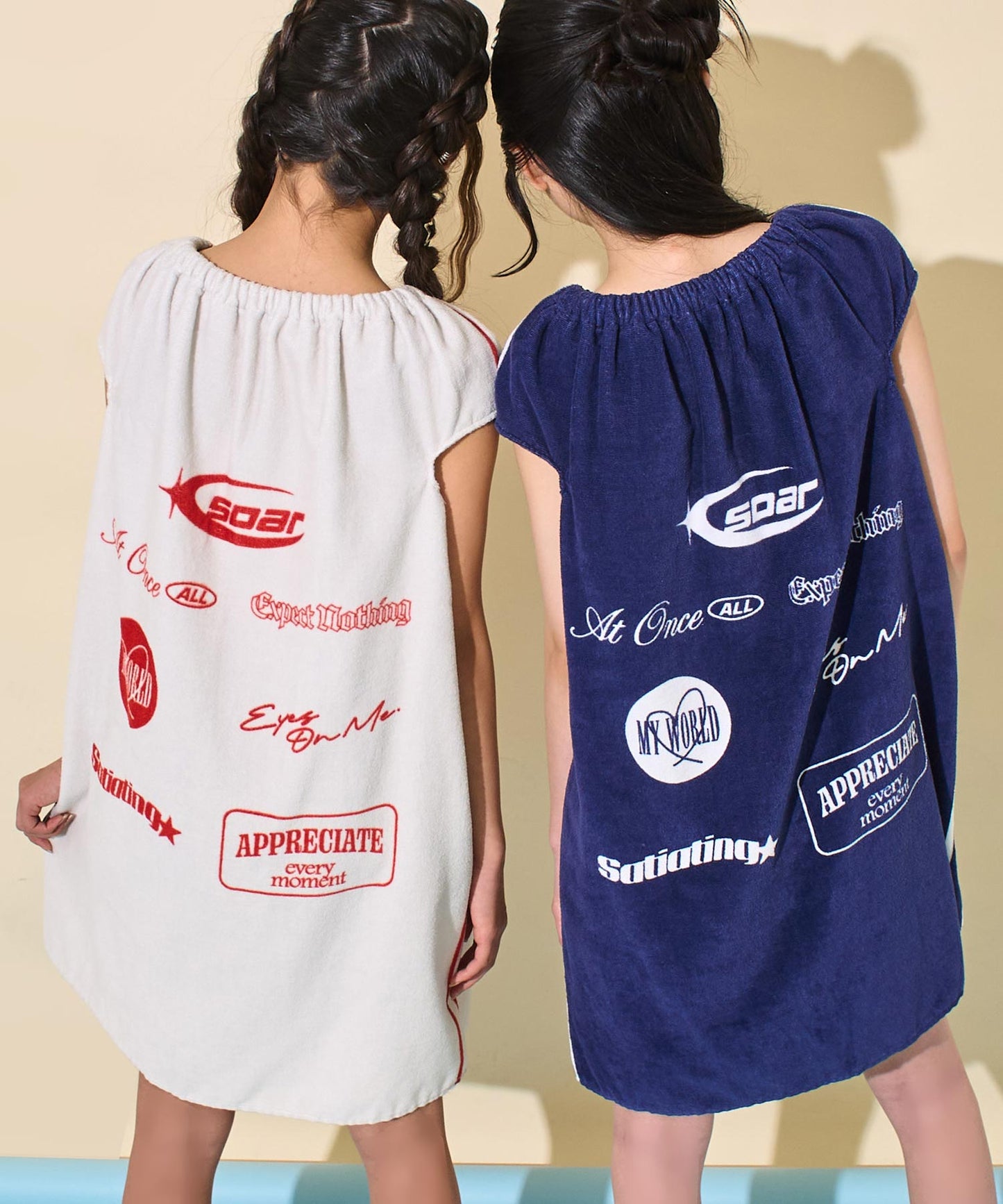 ホワイト(身長：約156cm)
ネイビー(身長：約156cm)