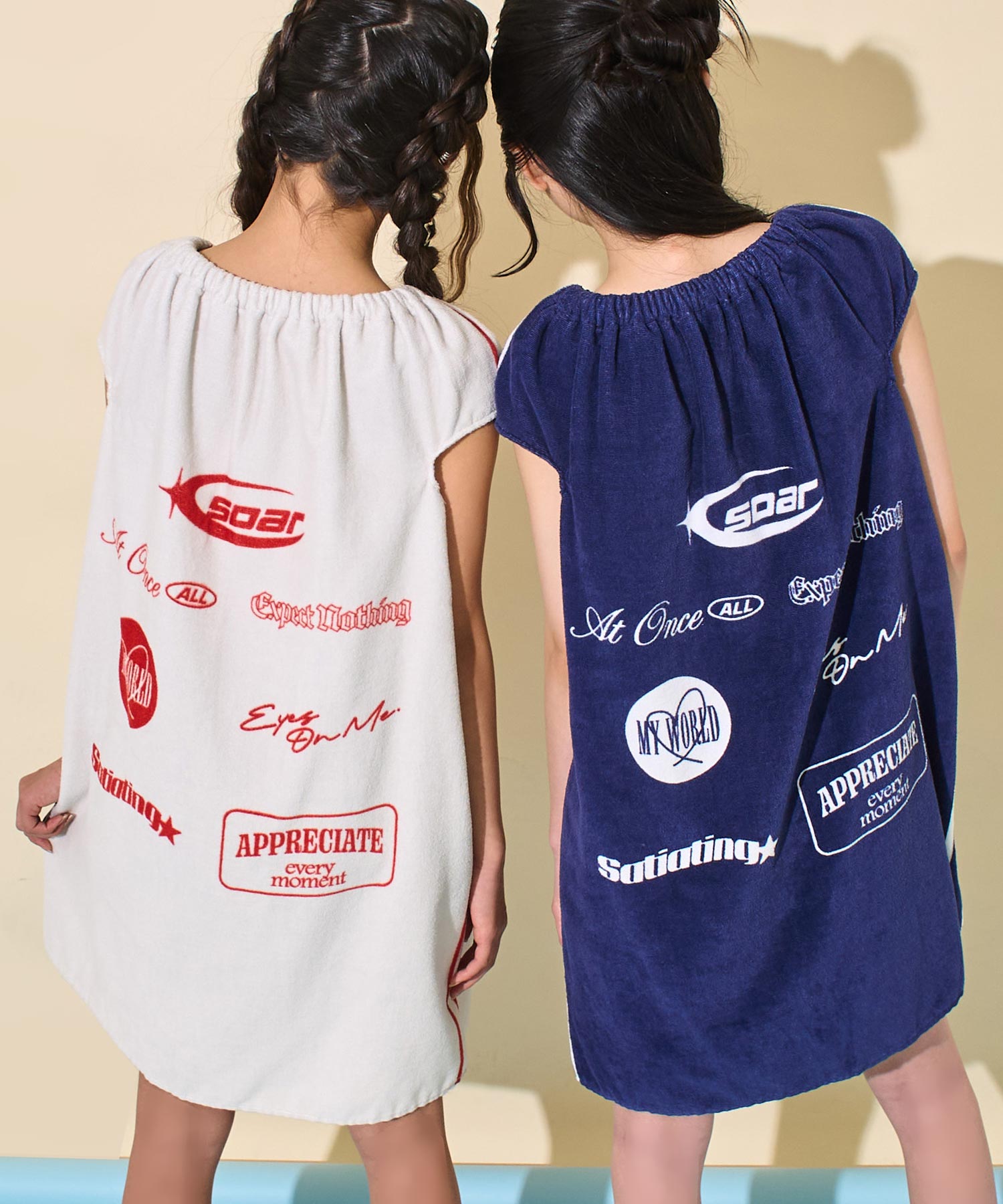 ホワイト(身長：約156cm)
ネイビー(身長：約156cm)