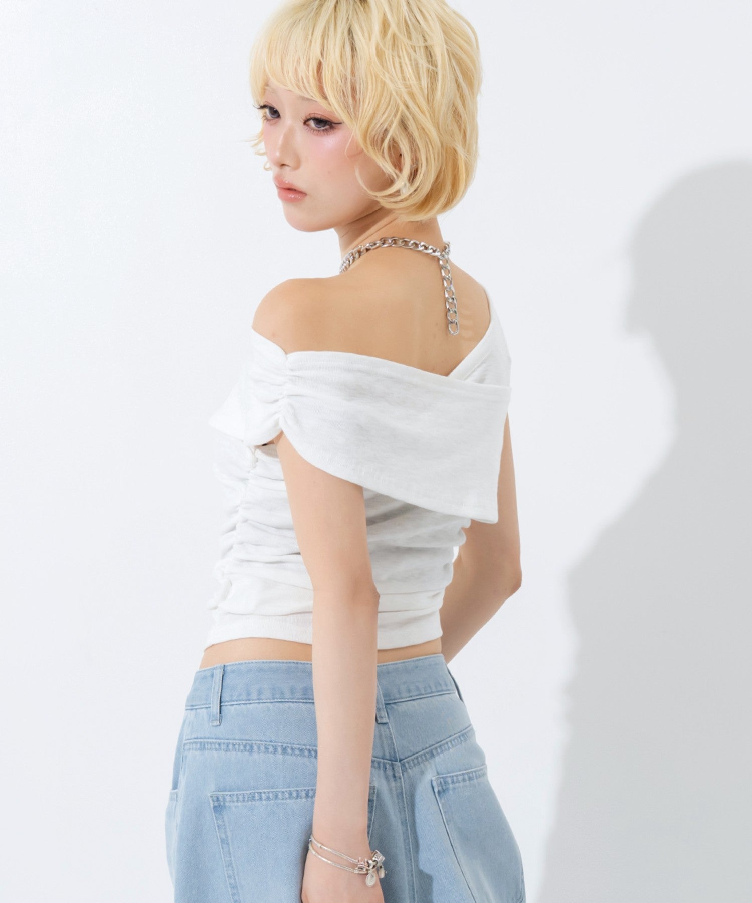 さゆ様　トップス　ホワイト 2WAY オフショル サイドギャザー クロストップス 153-6136 – ANAP