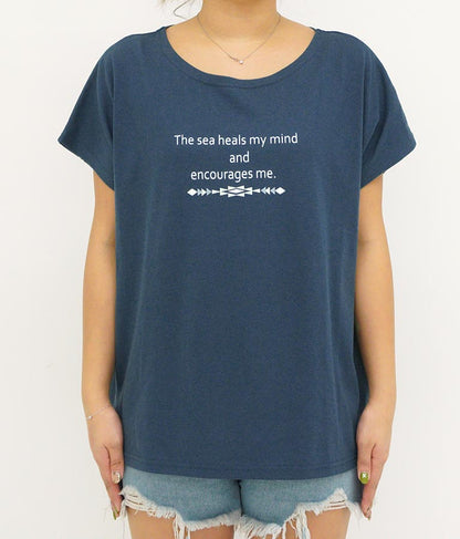 バック オルテガ メッセージ プリント ドルマン Tシャツ 853-5865