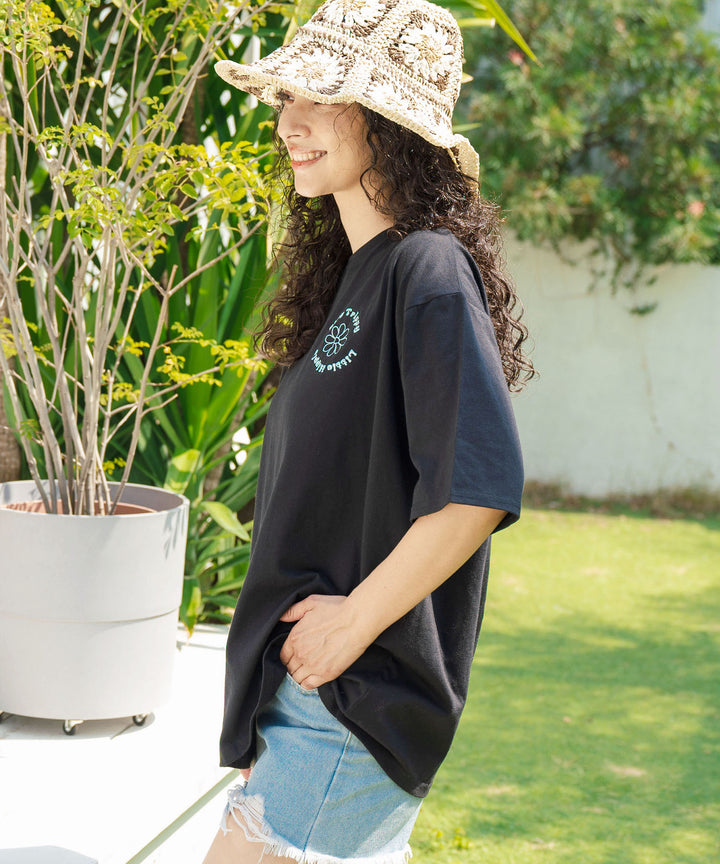 ヒッピー メッセージロゴ プリント × フラワー 刺繍 Tシャツ