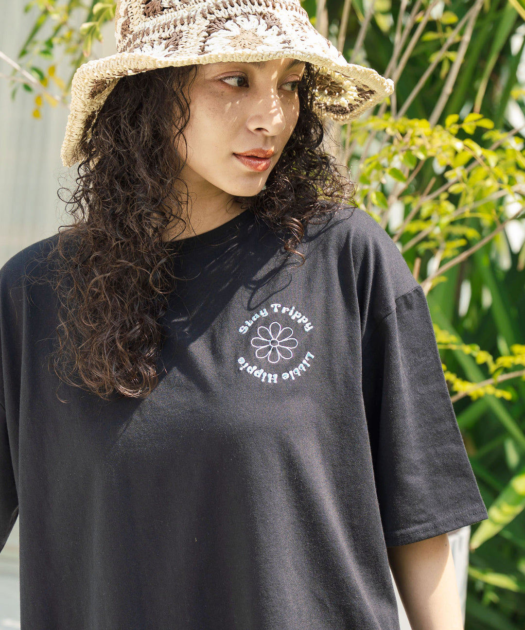 ヒッピー メッセージ ロゴ プリント × フラワー 刺繍 Tシャツ 853-5953