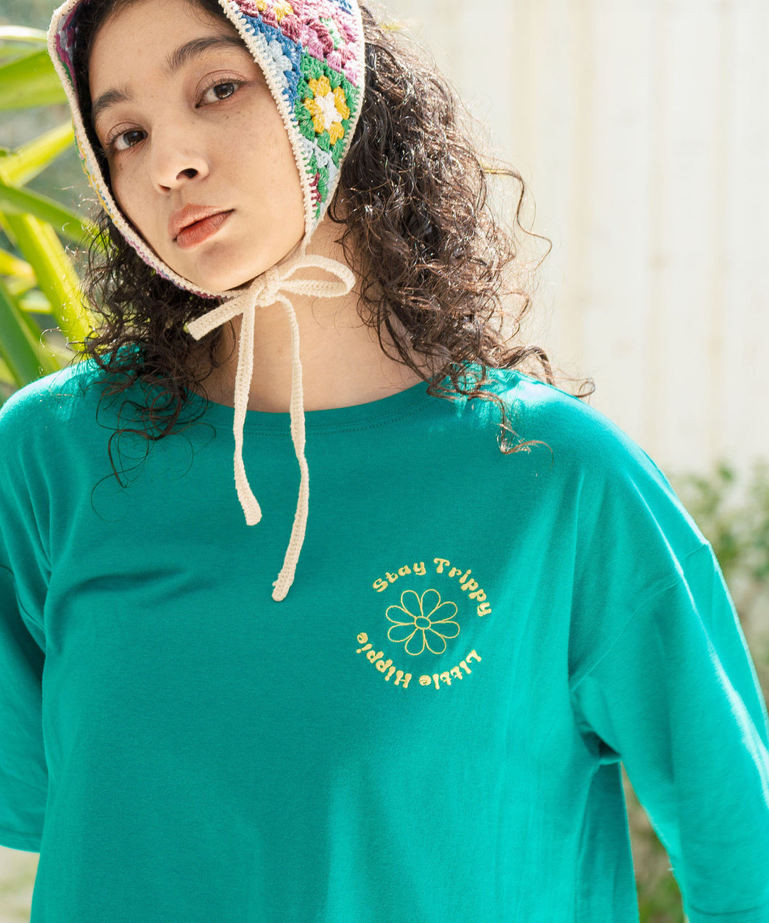 ヒッピー メッセージ ロゴ プリント × フラワー 刺繍 Tシャツ 853-5953
