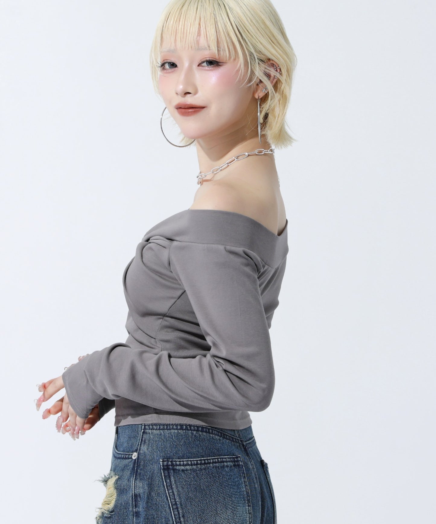 グレー